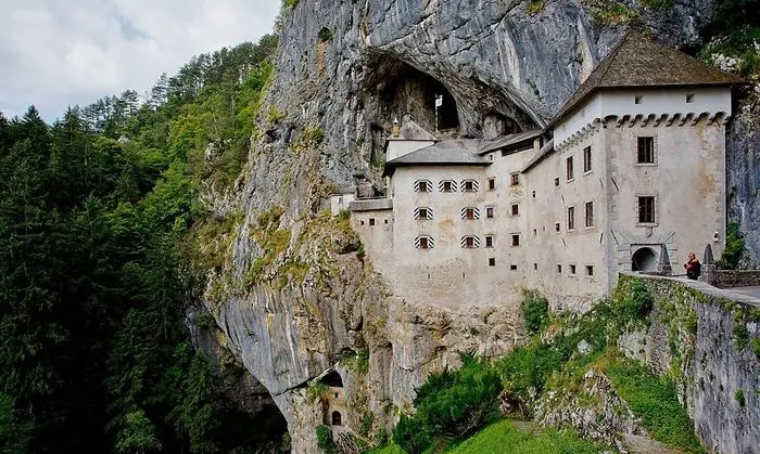 Unter der Burg ist ganz links der Eingang in das Höhlensystem zu sehen
