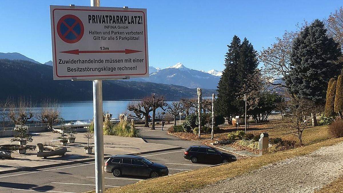 Auf diesem Privatparkplatz der &quot;Infina GmbH&quot; ist &quot;Halten und Parken verboten!&quot; Zuwiderhandelnde müssen mit einer Besitzstörungsklage rechnen, ist auf diesem Schild zu lesen