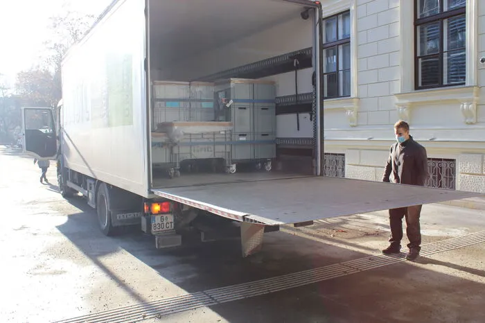 In einem Laster und von der Polizei begleitet wurden die Schriften transportiert