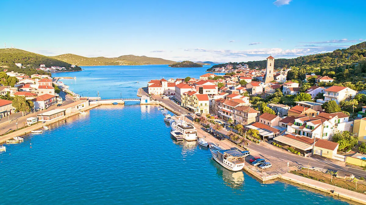 Eine Brücke verbindet in Tisno die Insel mit dem Festland 