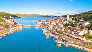 Eine Brücke verbindet in Tisno die Insel mit dem Festland 