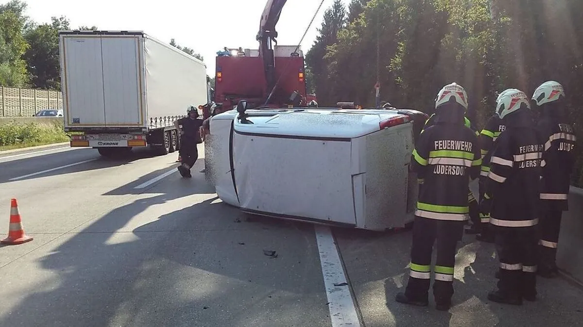 Auf der A2 bei Laßnitzhöhe überschlug sich ein Pkw nach einem Auffahrunfall