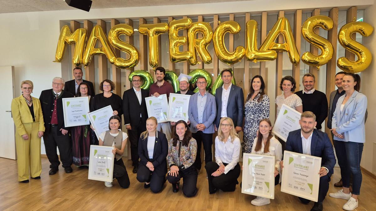 Die strahlenden Absolventen des ersten Jahrgangs der Masterclass 2024 des Styrian Food Hubs