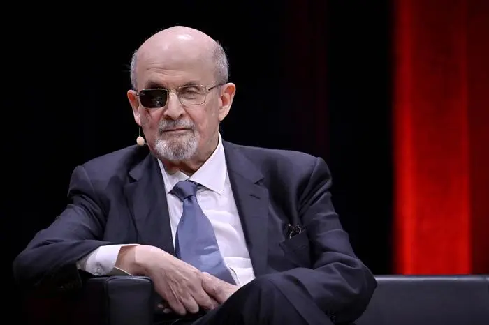 Schriftsteller Salman Rushdie, Preisträger des Friedenspreis des Deutschen Buchhandels, auf der der Literaturgala der Frankfurter Buchmesse 2023. Frankfurt, 21.10.2023 NRW Deutschland *** Writer Salman Rushdie, winner of the Peace Prize of the German Book Trade, at the Literature Gala of the Frankfurt Book Fair 2023 Frankfurt, 21 10 2023 NRW Germany Copyright: xDwixAnoraganingrumx