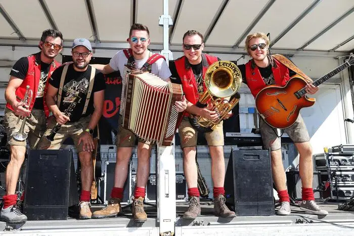 Die „Die jungen Wernberger“ sorgten für Stimmung beim 6. SchaZie-Tag in Feldkirchen.