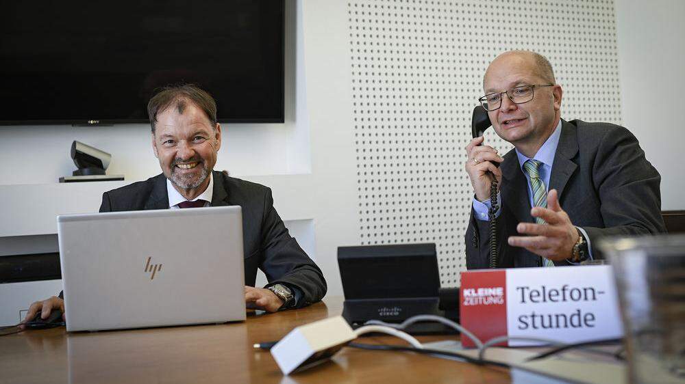 Das Thema macht ihnen Spaß. Bernhard Sapetschnig (li.) und Joachim Rinösl bemühen sich, den Kärntnern die Angst vor dem Steuerausgleich zu nehmen 
