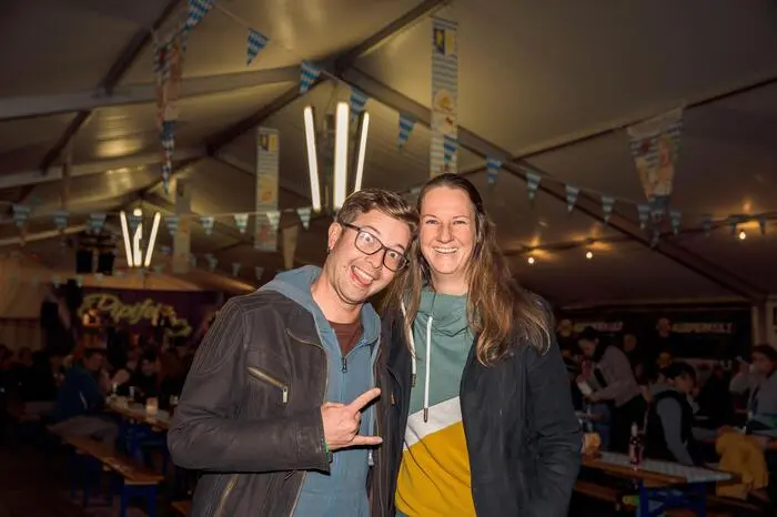 Lachende Gesichter im Festzelt