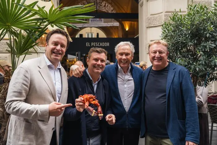 Robert und Franz Grossauer und Christof Widakovich mit Stammgast und Freund Peter Kraus