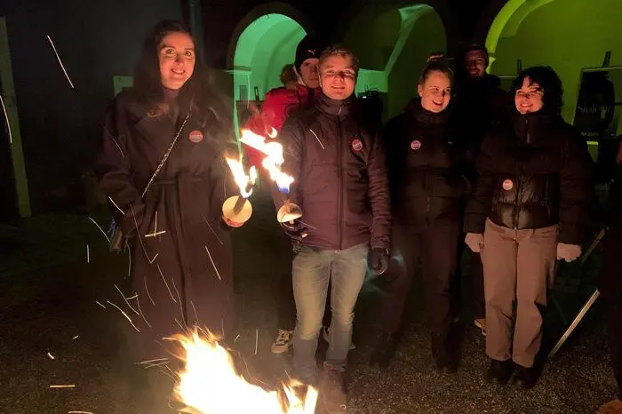 Umrahmt wurde die Veranstaltung von Fackelträgern der Landjugend Fürstenfeld und der preisgekrönten Ausstellung SIOLENCE, initiiert von der Soroptimist Unionspräsidentin Petra Werkovits.