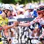 Tadej Pogačar (links) und Jonas Vingegaard wurden mitten in der Nacht getestet, wenige Stunden später stürzte der Däne und musste aus der Tour de France aussteigen
