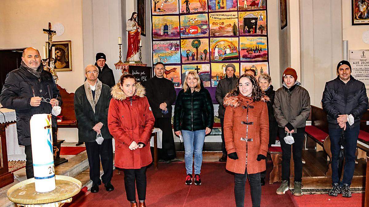 Organisatoren und Mitwirkende in der Pfarrkirche vor dem Fastentuch