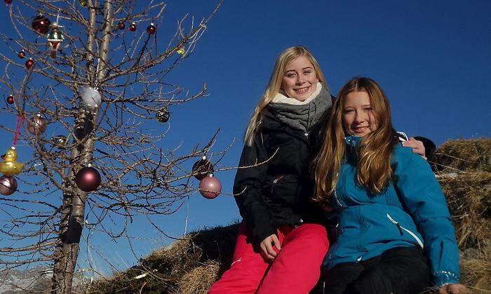 Runa Keller und Finja Höfer schmücken den Baum seit 2012