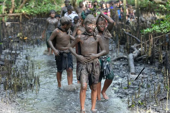 Indonesien ist zwar ein mehrheitlich muslimisches Land, 80 Prozent der Balinesen sind jedoch Hindus. Früher waren die Teilnehmer des Rituals stets nackt gewesen, ab der Mitte des zwanzigsten Jahrhunderts war das jedoch vielen von ihnen unangenehm.
