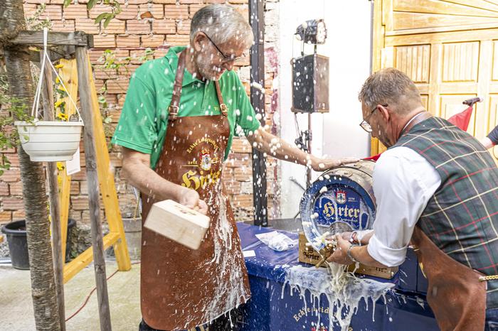 Der Bieranstich für das Siegerfest