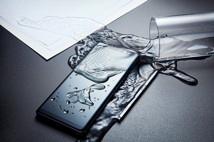 Das Note 8 verfügt über ein großes randloses 6,3-Zoll-Display (AMOLED), so dass die äußeren Abmaße des "Phablets"-Gehäuses deutlich kompakter ausfallen als beim Vorgängermodell.
