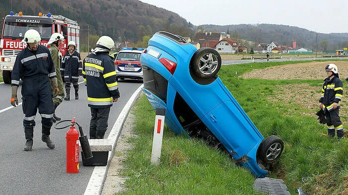 Der Audi überschlug sich in einen Graben