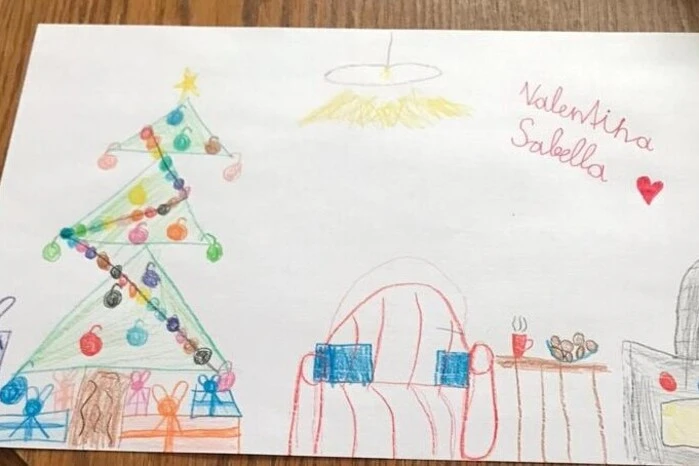Valentina (8 Jahre) und Raffaella (6 Jahre) Sabella wünschen mit ihren Bildern den Verwandten Frohe Weihnachten.