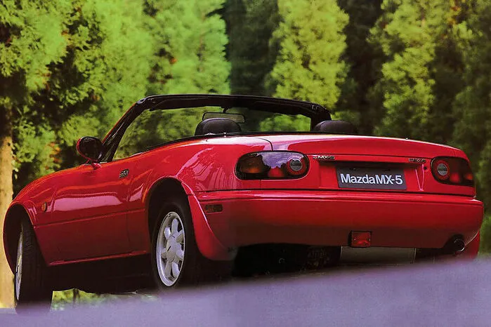 Der beste englische Roadster, den Japan je hervorgebracht hat, surfte auf dem Zeitgeist und mauserte sich zu einem Klassiker ab Werk. Beim Verkaufsstart wurde das Cabrio mit Stoffdach nur als 1,6-Liter mit 115 PS angeboten. 1994 folgte ein 1,8-Liter-Benziner mit 131 PS, im Jahr darauf wurde der 1,6er als kostengünstige Einstiegsvariante mit 90 PS verbaut. Mit 2520 Exemplaren ist der erste MX-5 in Österreich auch gleichzeitig der meistverkaufte. Kein Wunder bei diesem charmanten Augenaufschlag.