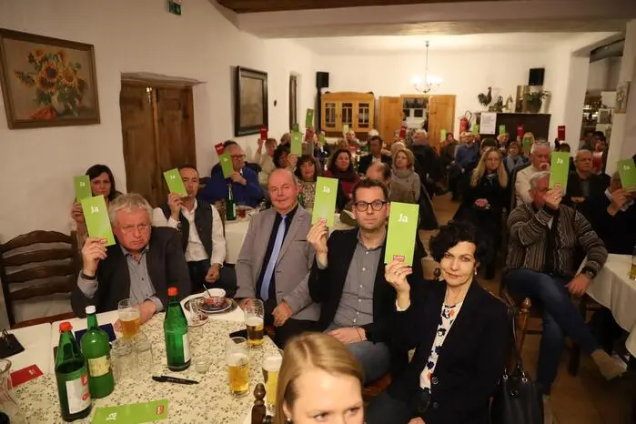 Mit roten und grünen Kärtchen konnten die Zuhörerinnen und Zuhörer über wichtige Themen abstimmen und ihre Meinung kundtun
