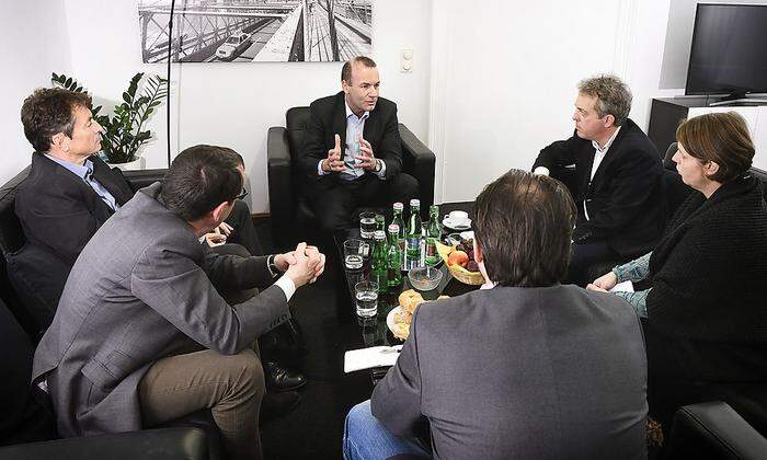 Manfred Weber im Gespräch mit den Redakteuren der Bundesländer-Zeitungen, links neben ihm Michael Jungwirth von der Kleinen Zeitung