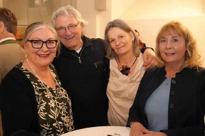 Sängerin Gabriele Kari amüsierte sich mit Bruder Dieter, dessen Partnerin Ingeborg Glanzer und Begleitung köstlich an diesem Pantomime Abend