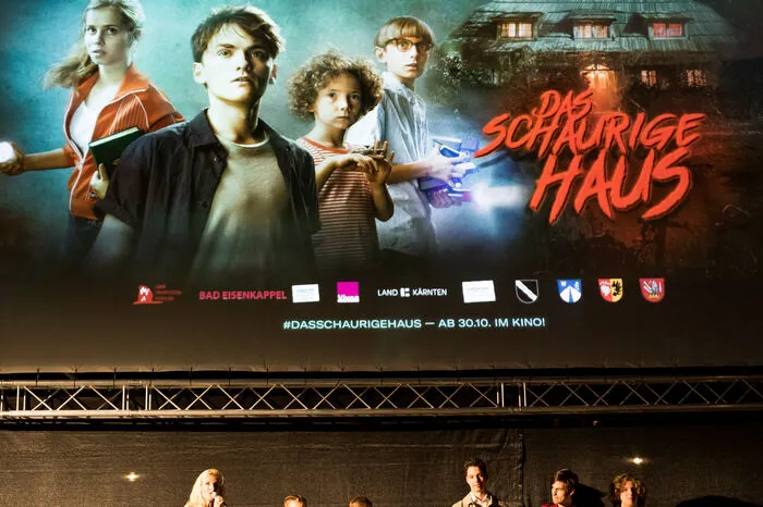 Producerin Gudula von Eysmondt, die die Idee gehabt hat, den Film - die Romanvorlage spielt in Süddeutschland -, nach Südösterreich zu verlegen, stellte die Darsteller der Kinder vor.