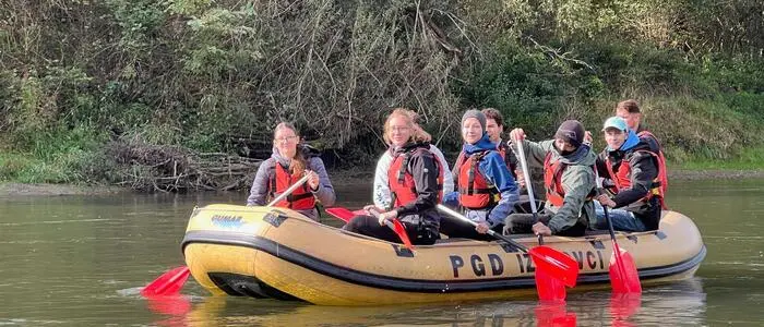 Auf Schlauchbooten erkundeten Bad Radkersburger Schülerinnen und Schüler den Biosphärenpark „Unteres Murtal“. Die Fahrt war der Auftakt für das Interreg Projekt „Mura Calling“