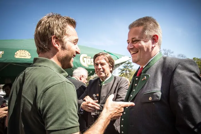 Auch Ski-Star Hans Knauss war - in "schlagender Rolle" beim Gösser-Bieranstich - dabei ...