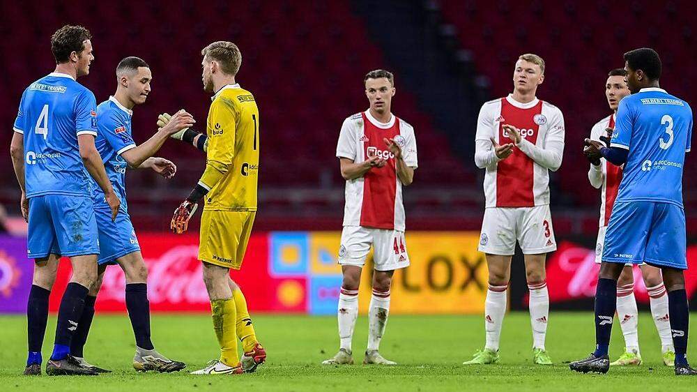 Devin Plank (2. von links) wurde eingewechselt, die Fußballer von Excelsior Maassluis und Ajax applaudierten