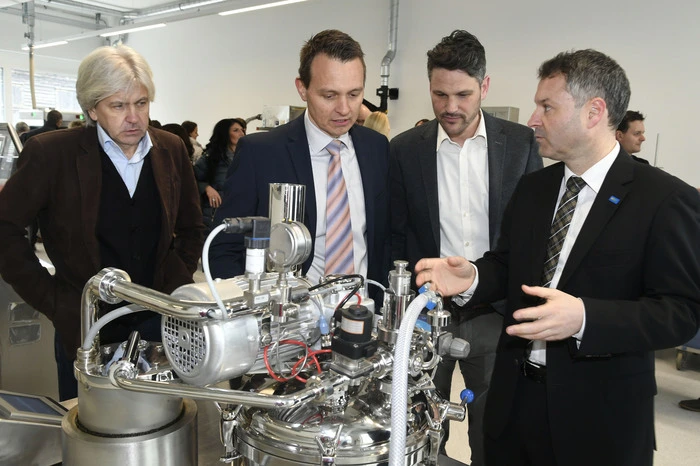 Internationale Partner und Gäste beim Rundgang im neuen Entwicklungs- und Innovationszentrum.