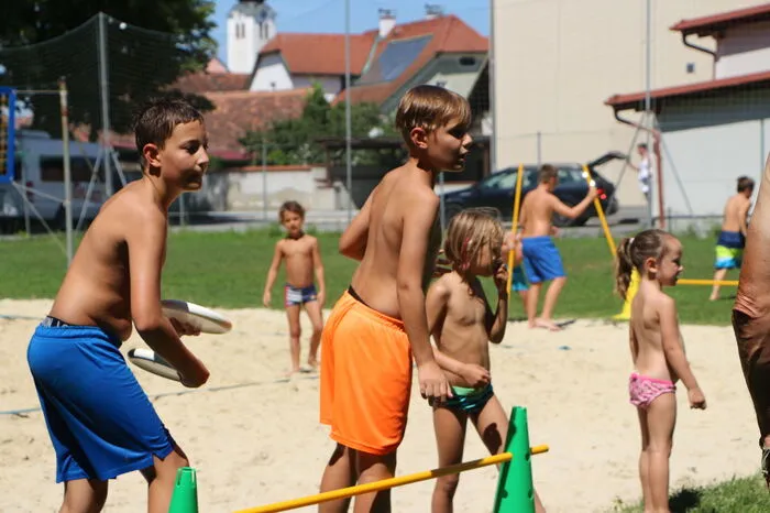 Mit Frisbees Dosen umschießen, ....
