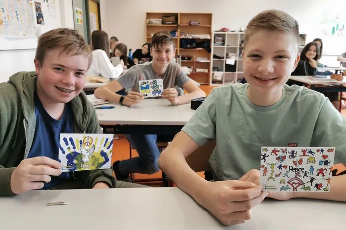 Die Schüler haben auch Friedenspostkarten an den EU-Kommissar Johannes Hahn verfasst.