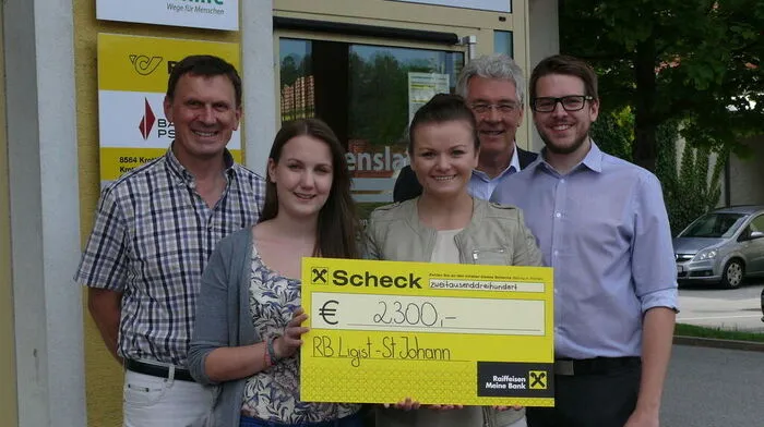 Othmar Stepanek (Lebenshilfe), Michaela Osmann und Verena Deutschl (Schülerinnen der HLW Köflach und Organisatorinnen des Charity-Laufs), Bürgermeister Johann Feichter und Jörg Steinmaßl von der Raiffeinsenbank