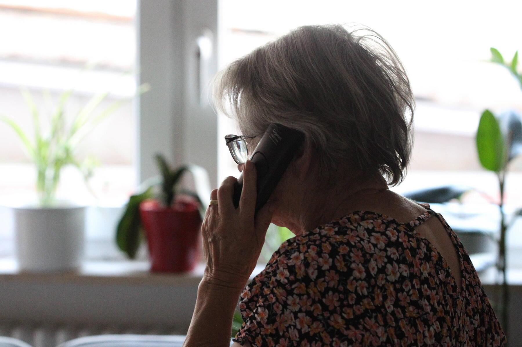 Betrügerin überredete 72-Jährige, Zehntausende Euro zu überweisen