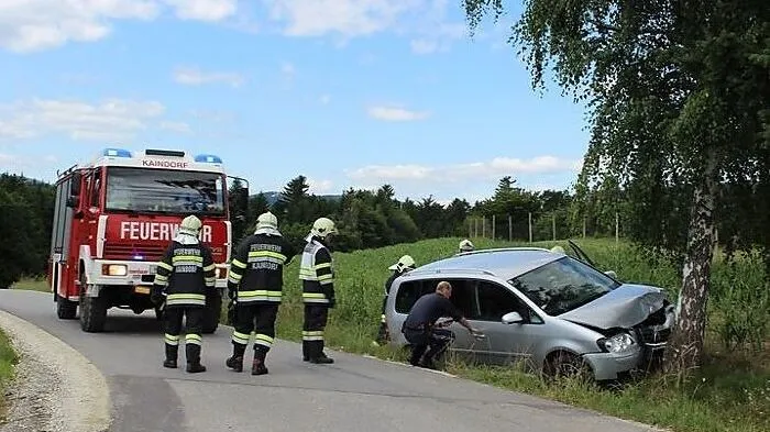 Das Auto war gegen einen Baum geprallt
