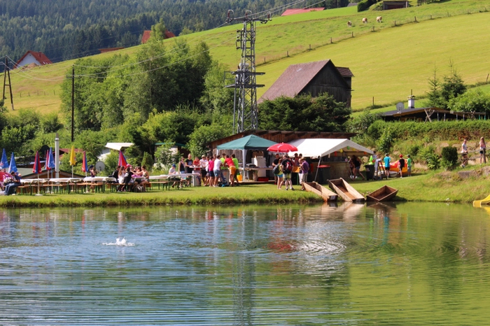 Insgesamt nahmen 17 Gruppen mit 36 "Seeleuten" an der Sautrog Regatta beim Rudolfsee teil und sorgten mit ihren zum Teil unorthodoxen Ruder- und Schwimmkünsten für beste Unterhaltung bei den vielen Fans rund um den Freizeitsee.