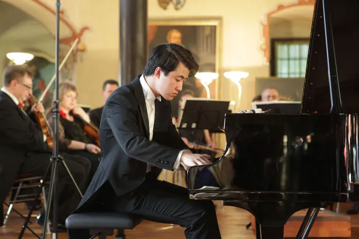Musik im historischen Ambiente erwartet die Besucher des Hohenloher Kultursommers. Das diesjährige Eröffnungskonzert auf Schloss Neuenstein gestaltete die Russische Kammerphilharmonie St. Petersburg und Haiou Zhang am Klavier.