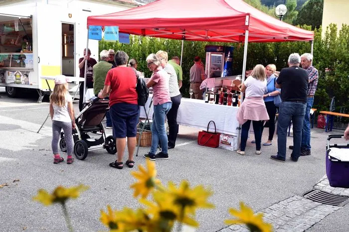 Viele Freunde des feinen Genusses kamen zum Gustieren und Einkaufen. Gesehen unter anderem: Tonkünstlerin Wilma Gries, Landwirtschaftskammer-Expertin Anneliese Wachernig, Manfred Linzer von der Stadtgemeinde Friesach und A1-Techniker Christian Schaller