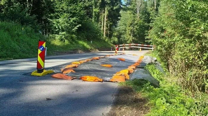 Die abgerutschte Straße wurde gesichert, jetzt laufen die Sanierungsmaßnahmen