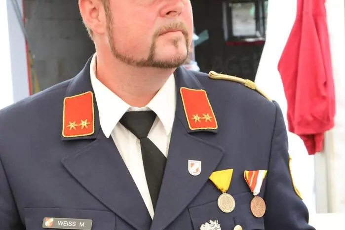 Absoluter Höhepunkt: Der Festakt mit Fahnenweihe, bei der FF-Kommandant Martin „Mote“ Weiß (Foto) unter anderem Landeshauptmann Daniel Fellner, den Dritten Landtagspräsidenten Günter Leikam, Bundesrätin Sandra Lassnig, Bezirkshauptfrau Claudia Egger, Landesfeuerwehrkommandanten Rudolf Robin, Bezirksfeuerwehrkommandanten Friedl Monai, Bürgermeister Klaus Köchl sowie eine starke Abordnung der Partner-Feuerwehr Grieskirchen (Oberösterreich) mit Bürgermeisterin Maria Pachner an der Spitze willkommen heißen konnte.