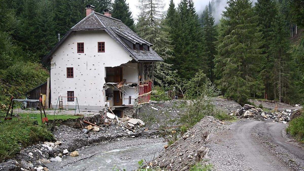 Das bei Unwetter 2017 schwer in Mitleidenschaft gezogene Berghaus in der Walchen ist auf dem Programmheft zur Tagung abgebildet