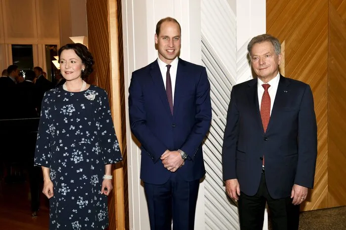 Er wurde vom finnischen Präsidenten Sauli Niinisto und dessen Ehefrau Jenni Haukio in Empfang genommen.