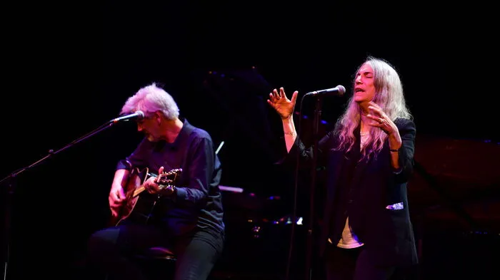 Patti Smith sang und las im "Politeama Rossetti" in Triest: Begleitet wurde sie von Tony Shanahan. Vor 1500 begeisterten Zuschauern sang und las die Punk-Ikone.
