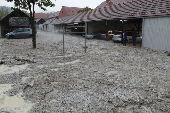 In Bairisch Kölldorf hinterließ das Unwetter eine Mischung aus Schlamm und Hagelkörner in der Siedlung an der Westeinfahrt des Ortes