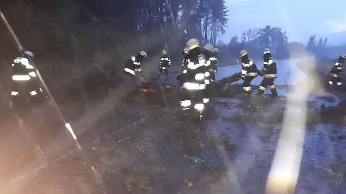 Die Feuerwehren Feistritz/Drau und Pobersach Feffernitz standen auf der B 100 im Einsatz