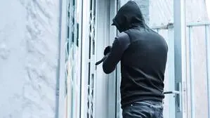 Ein Unbekannter versucht mit einem Werkzeug eine Türe zu öffnen (Sujet) | Mit Schraubenziehern, Stemmeisen oder Montiereisen verschaffen sich die Täter Zutritt (Sujet)