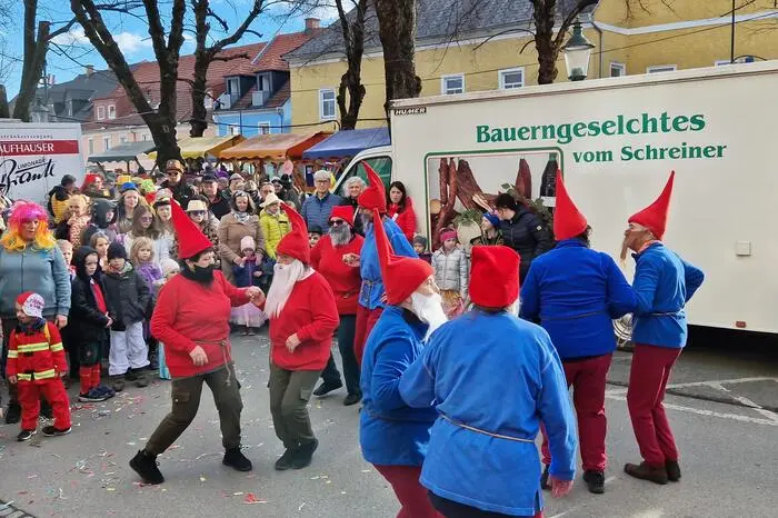 Als Zwerge tanzten die Mitglieder der D‘Koanochtoler z‘Voitsberg durch die Reihen, für Unterhaltung sorgten auch die Garde des ATUS Köflach, Abordnungen der Werkskapelle Bauer und der Bergkapelle Hödlgrube-Zangtal sowie die Faschingsgilde Kölala. Kinder konnten sich bei der Partymeile auch direkt schminken lassen.