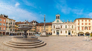Die Piazza Giacomo Matteotti ist der zentrale Platz und beliebtes Freiluft-Wohnzimmer von Udine