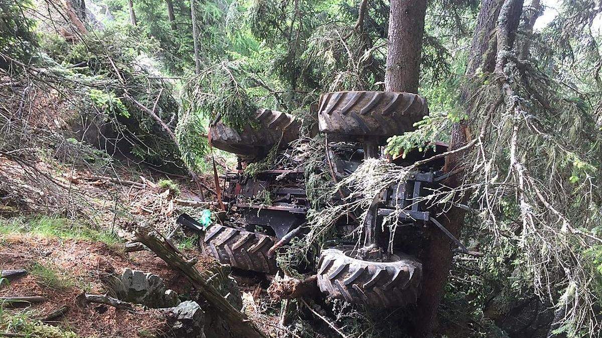 Der Traktor des Landwirtes ist abgestürzt