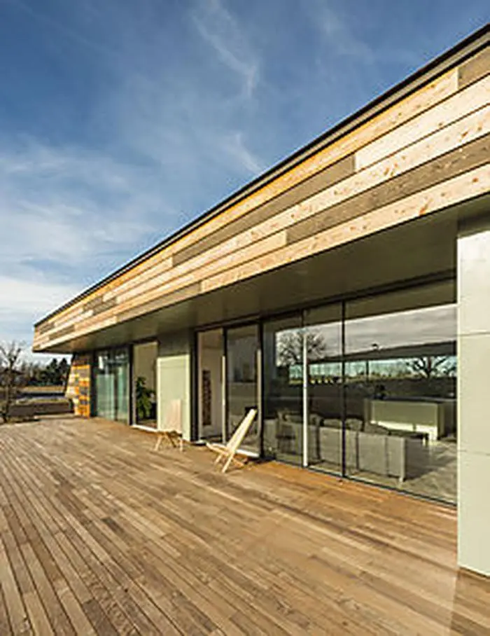 Gartenseitig sorgt die Vordachkonstruktion für Beschattung 